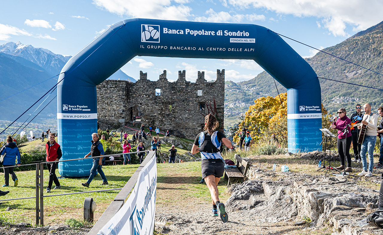 Una partecipante taglia il traguardo a Castel Grumello