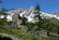 Le mura del rifugio Santo si stagliano su uno splendido poggio panoramico