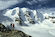 Sciatori alpinisti si avviano verso la vetta